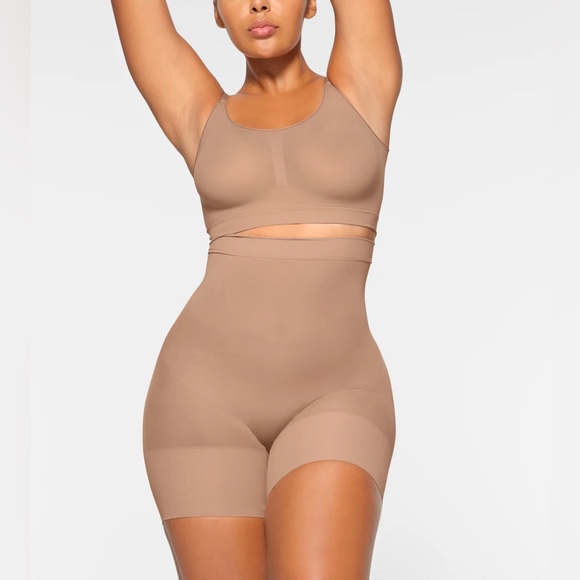 NWT SKIMS EVERYDAY SCULPT HIGH-WAISTED MID THIGH SHORT CLAY - Picture 6 of 9
